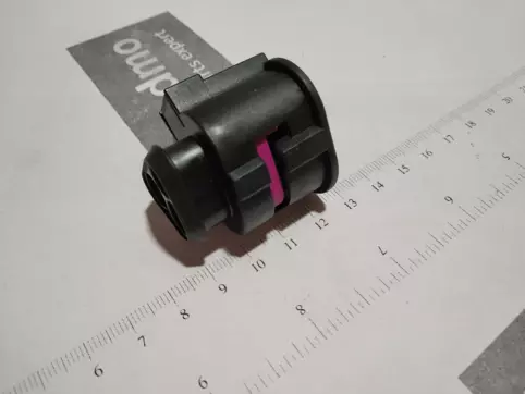 flat contact housing withcontact locking mechanism
