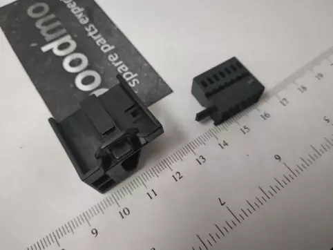 flat contact housing withcontact locking mechanism