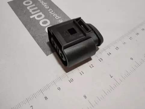 Flat contact housing withcontact locking mechanism