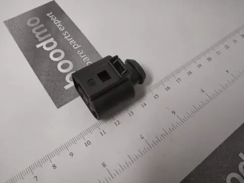 flat contact housing withcontact locking mechanism