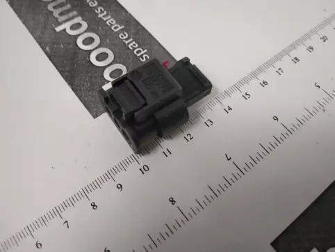 flat contact housing withcontact locking mechanism