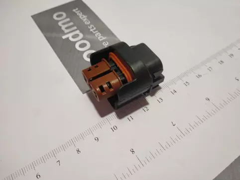 flat contact housing withcontact locking mechanism