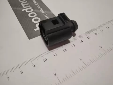 flat contact housing withcontact locking mechanism